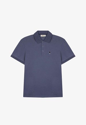 Donkerblauw poloshirt met korte mouwen, drie knopen en een klein zwart boomlogo geborduurd op de linker borst.