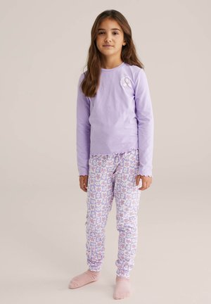 Top de pijama morado de manga larga con detalles florales, combinado con pantalones de pijama a juego con un patrón de pequeñas flores en tonos pastel sobre un fondo claro.