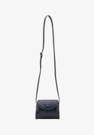 Kleine navy blauwe leren crossbodytas met lange verstelbare riem en klepsluiting.