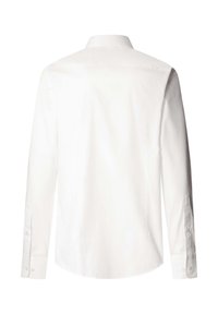 Weißes, langärmliges Hemd mit Knopfmanschetten, von hinten vor weißem Hintergrund gesehen.