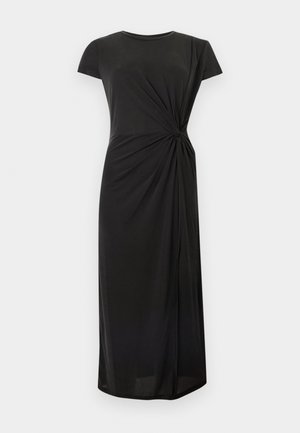 Czarna sukienka midi z krótkim rękawem, okrągłym dekoltem, marszczonym skręconym detalem w pasie oraz prostą spódnicą na jednolitym tle.