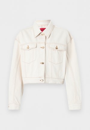 Veste en denim blanche courte avec manches longues, poches à rabat sur la poitrine, coutures contrastantes et fermetures à boutons dorés.