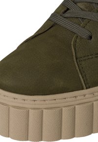 Baskets en suede vert olive avec une semelle plateforme texturée beige clair et des lacets assortis. Présente des détails cousus et une pointe arrondie.