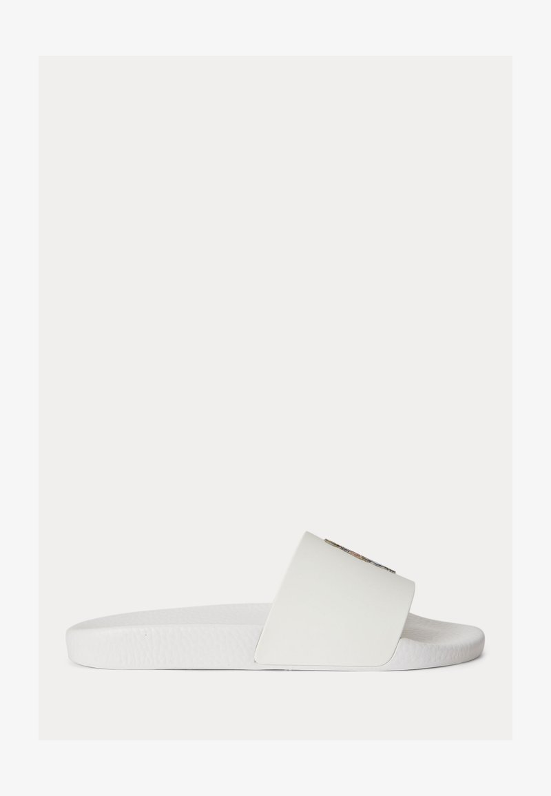 Λευκό σανδάλι slide με φαρδιά λουρί και υφασμένο πάτο, επίπεδη σόλα, εμφανιζόμενο σε πλαϊνή όψη σε απλό φόντο.