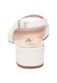 Witte hoge hakken sandalen, met een glad synthetisch bovenwerk, enkelband met gespsluiting, en een gevoerde binnenzool met een bruine rubberen buitenzool.