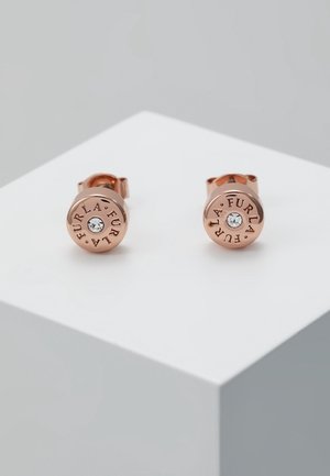 Kolczyki wkrętki z różowego złota z okrągłymi przezroczystymi kamieniami, wygrawerowane wokół centralnego kamienia nazwą marki "Furla".