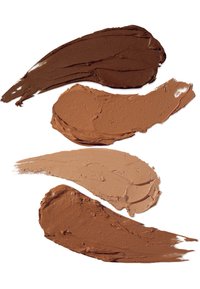 Vier Farbproben von Cremepuder in unterschiedlichen Farbtönen: dunkelbraun, mittelbraun, hellbraun und beige. Glatte Textur, mattes Finish.