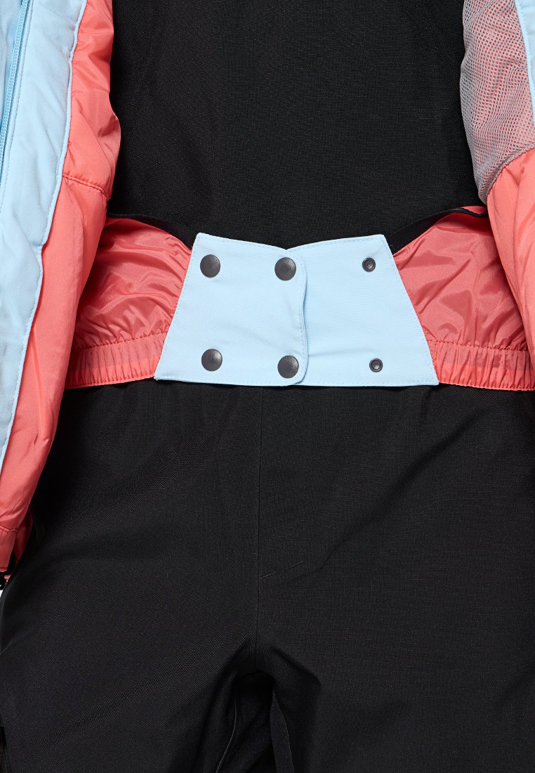 Schwarze Hose mit angenähtem rosajacke, die einen hellblauen Druckknopf-Sturmklappenverschluss an der Taille hat und über einer schwarzen Basisschicht gesichert ist.