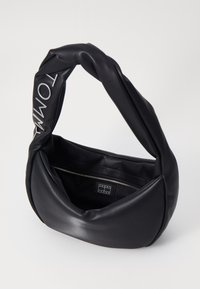 Fekete bőr kézitáska, csavart fogantyúval, sima textúrával és cipzáros belső résszel. A fő rekeszben logós címke található.