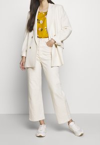 Vero Moda Triko s potiskem - dark yellow