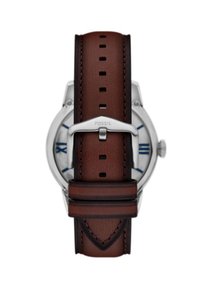 Bracelet de montre en cuir marron avec une boucle en métal argenté, doté d'un design texturé et de détails de couture. Cadran de montre circulaire avec des accents bleus.