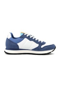 Sneaker blu e bianco con una combinazione di materiali in camoscio e rete, dotata di un linguetta imbottita, lacci bianchi e suola in gomma resistente.