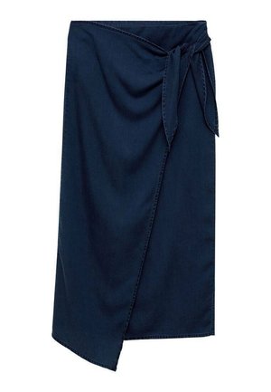 Denim suknja omotnica u tamnoplavoj boji, s bočnim vezanjem i asimetričnim rubom. Glatka tekstura bez vidljivih uzoraka ili dodataka.