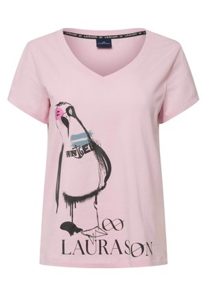 T-shirt di cotone rosa con scollo a V, caratterizzata da una stampa grafica di un pinguino e il testo "LAURASON". Texture morbida e maniche corte casual.