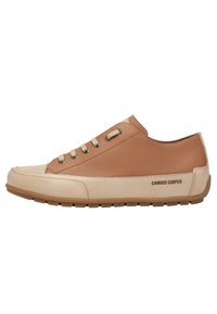 Sneaker in pelle con tomaia color bronzo e punta beige. Occhielli in metallo con lacci beige. Suola in gomma testurizzata. Nome del brand sul lato.