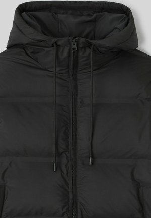 Veste matelassée noire avec capuche, dotée d'une fermeture éclair frontale, de détails à cordon de serrage et d'une texture lisse et résistante à l'eau.