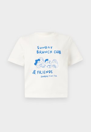 Weißes T-Shirt mit kurzen Ärmeln und blauer Illustration von drei Personen, die gemeinsam brunchen, sowie dem Text "Sunday Brunch Club & Friends Sunday 9 AM - 3 PM."