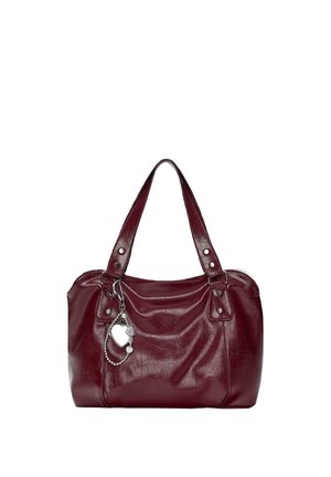 Sac à main en cuir rouge foncé avec double anses et un charme argenté en forme de cœur attaché à une anse.