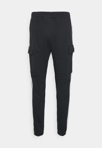 Svarta sweatpants med slim fit, elastisk midja, sidofickor och vita sidoränder. Mjuk tyg och slät textur.