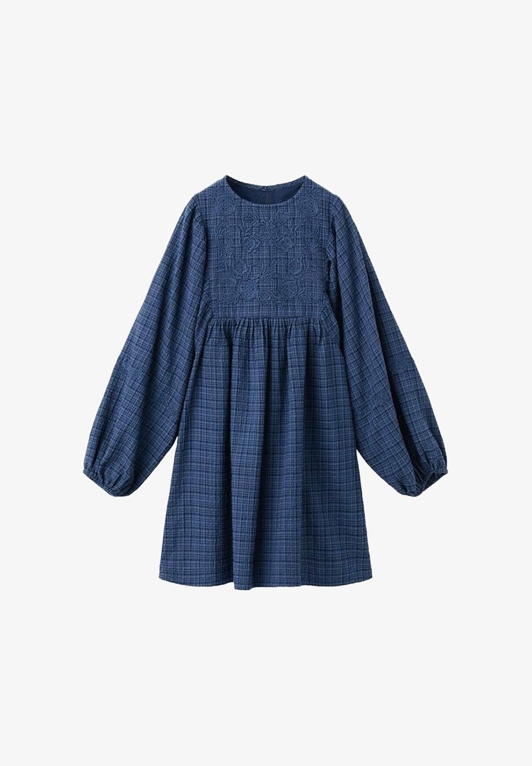 Modra obleka z dolgimi rokavi in nabrano pasom, z napihnjenimi rokavi in vezenim cvetličnim vzorcem na teksturiranem sprednjem panelu.