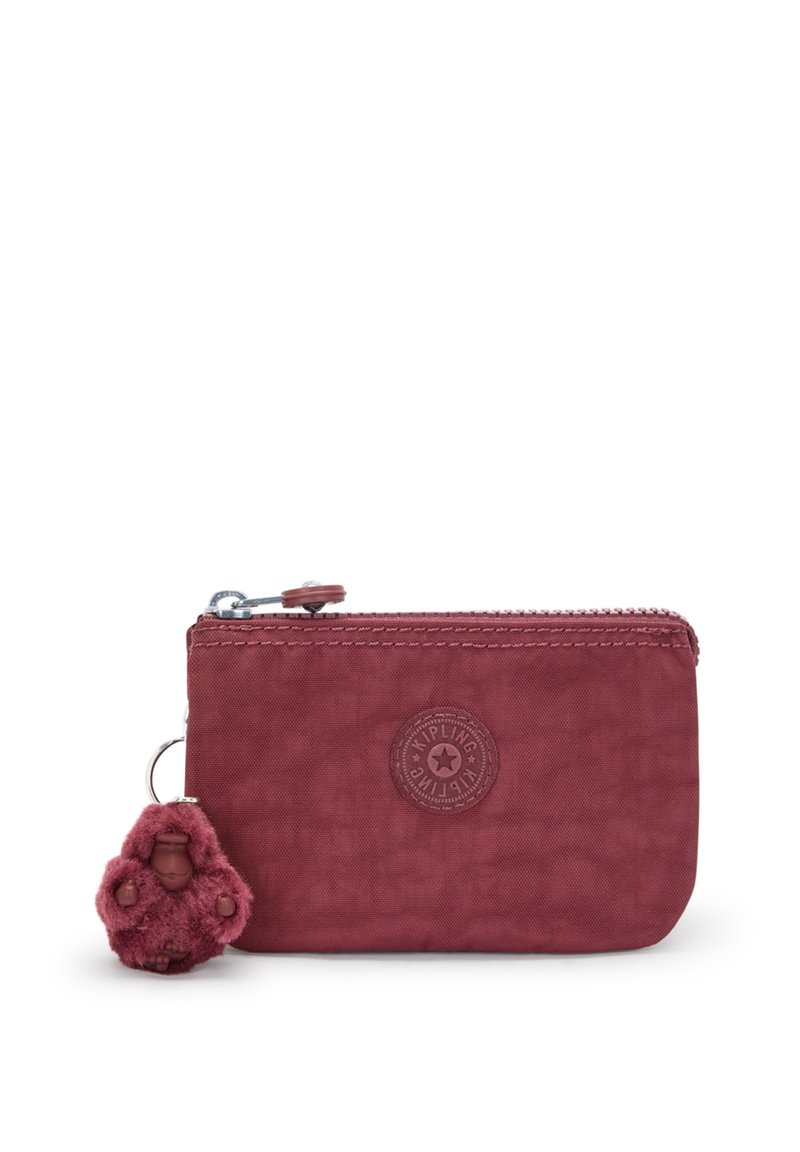 Sacca bordeaux realizzata in tessuto testurizzato, con chiusura a zip, logo impresso e un accessorio a forma di scimmia pelosa marrone.