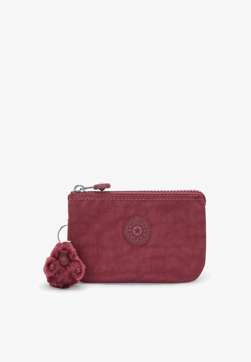 Bordeaux pouch gemaakt van gestructureerde stof, met een ritssluiting, geperst logo en een bruin harig aapje als sleutelhangeraccessoire.