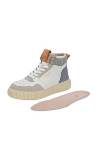 High-Top-Sneaker in Weiß, Grau und Tan-Suede mit Gummisohle, ausgestattet mit Schnürdesign, goldenen Akzenten und herausnehmbarem Fußbett.