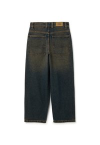 Pantalones de mezclilla azul oscuro con un corte holgado, que cuentan con dos bolsillos traseros y un dobladillo deshilachado. La cinturilla tiene una etiqueta de cuero marrón.