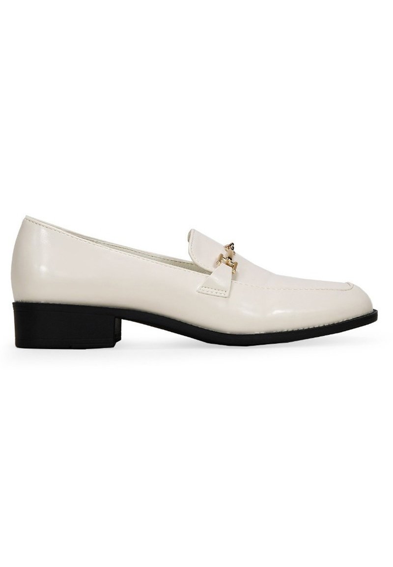 Mocasines de charol blanco con un tacón negro bajo. Presentan un detalle decorativo de hardware dorado en la parte frontal y un diseño de punta afilada.