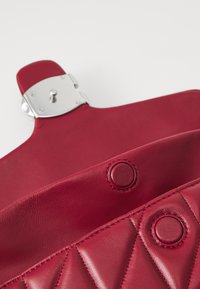 COACH QUILTED TABBY SHOULDER BAG - Olkalaukku - dark ruby