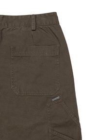 Bruine katoenen cargoshorts, met een grote achterzak, zijzak met schuin openingen, gestikte naden en metalen merketiket. 