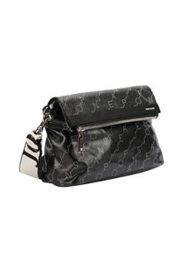 Borsa nera realizzata in materiale testurizzato, con pattina pieghevole, hardware argentato e una tracolla decorata con un design monocromatico.