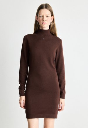 TURTLENECK SWEATER DRESS - Vestido de tubo - rich brown