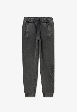 Dunkelgraue Jogginghose aus weichem Stoff, mit elastischem Bund, Kordelzug, zwei Fronttaschen und einem beschädigten Detail am linken Bein.