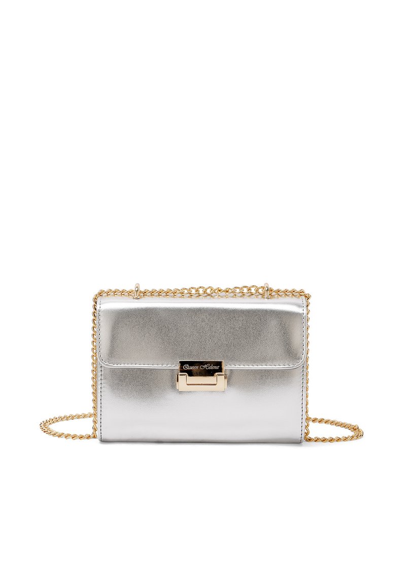 Borsa a tracolla argento metallizzato con tracolla in catena dorata, dotata di chiusura a scatto e dettaglio del logo del marchio sulla parte anteriore. Texture della superficie liscia.