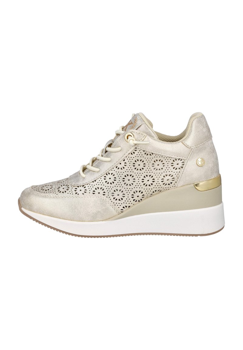 Zapatillas wedge de ante beige claro con cordones, con un patrón floral perforado y detalles dorados; suela de goma con capas en blanco y beige en contraste.