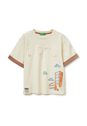 Beiges kurzärmeliges T-Shirt mit braunen Ärmelsäumen, besticktem "FREE"-Text und orange-schwarzen Gebäude- sowie blauen Wolkenillustrationen.