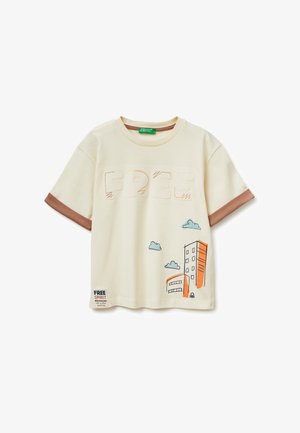 Beiges kurzärmeliges T-Shirt mit braunen Ärmelsäumen, besticktem "FREE"-Text und orange-schwarzen Gebäude- sowie blauen Wolkenillustrationen.