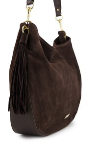 Bruine suède schoudertas met een gladde afwerking, voorzien van een leren band, gouden hardware en een decoratieve franjes accent.