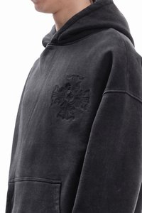 Μαύρο φούτερ με κουκούλα από μαλακό ύφασμα, με ανάγλυφο, διακοσμητικό μοτίβο στο στήθος και μπροστινή τσέπη.
