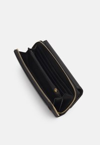 Portefeuille en cuir noir avec fermeture éclair dorée, de multiples emplacements pour cartes et un compartiment à pièces zippé, affichant une texture lisse et une forme rectangulaire.
