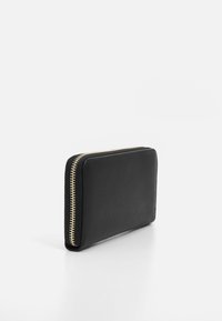 Portefeuille en cuir noir avec une fermeture éclair et des accents dorés, de forme rectangulaire, texture lisse et bords arrondis.