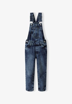 Pantalones de mezclilla azul con tirantes ajustables, bolsillo frontal en el pecho, botones laterales, presillas para cinturón y bolsillos delanteros y traseros.