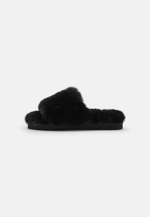 Schwarzer Schuh mit Kunstfell-Oberschicht und breitem oberen Riemen sowie flacher Sohle. Weiche Textur und abgerundete Form, entworfen für Komfort und einfache Handhabung.