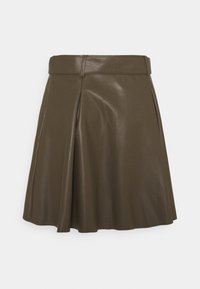 Jupe en simili cuir marron avec une taille ajustée et des plis subtils, présentée sur un fond blanc uni.