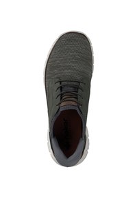 Chaussure de sport grise avec une tige en tricot texturé, des lacets ronds et une semelle rembourrée. Présente un accent contrastant brun foncé autour des lacets.