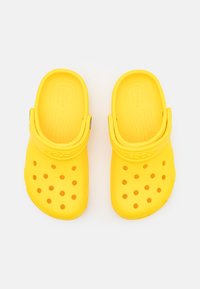 Crocs CLASSIC - Clogs - lemon
