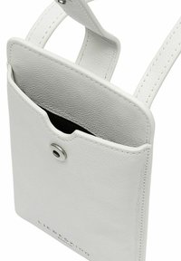 Sac bandoulière en cuir blanc texturé avec rabat et fermeture à bouton-pression, montrant une doublure intérieure noire et des coutures visibles.