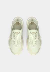 Ανοιχτό πράσινα αθλητικά παπούτσια Nike με επάνω μέρος από διαπνέον πλέγμα, υφασμάτινες λεπτομέρειες και τόνους σε όλη την επιφάνεια. Διαθέτουν κορδόνια και επενδυμένη γλώσσα.