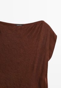 Hnědý, zmačkaný látkový top s širokým výstřihem a krátkými rukávy. Štítek na krku nese nápis "Massimo Dutti." Jednoduchý, nezdobený design.